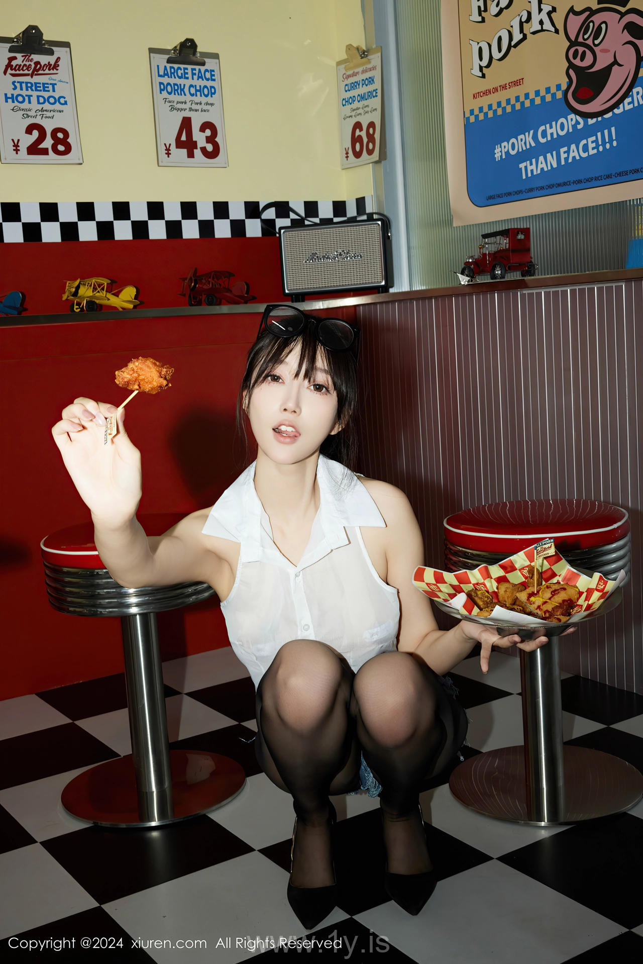 XIUREN(秀人网) No.8811 Enchanting Asian Mature Princess 玥儿玥er