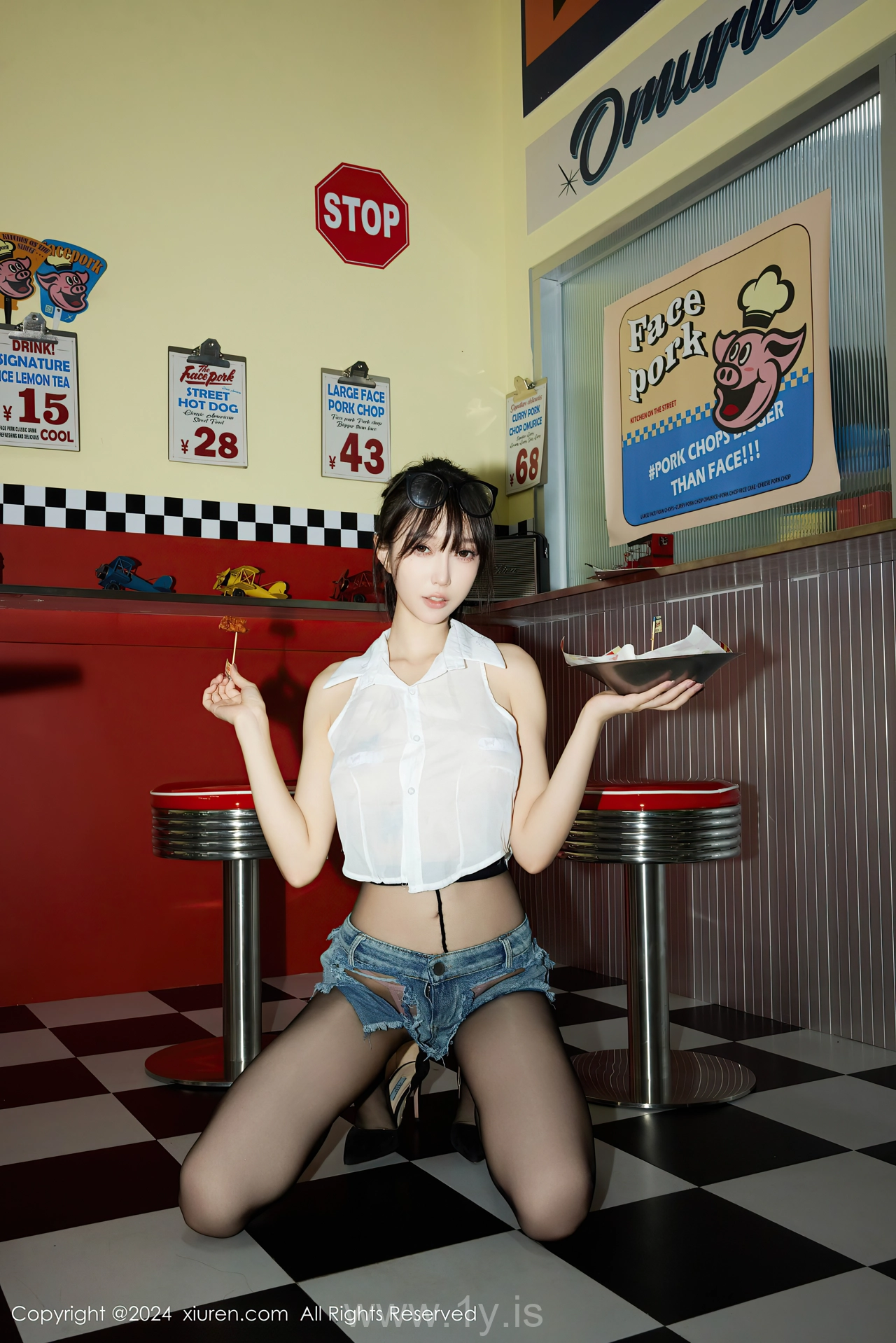 XIUREN(秀人网) No.8811 Enchanting Asian Mature Princess 玥儿玥er