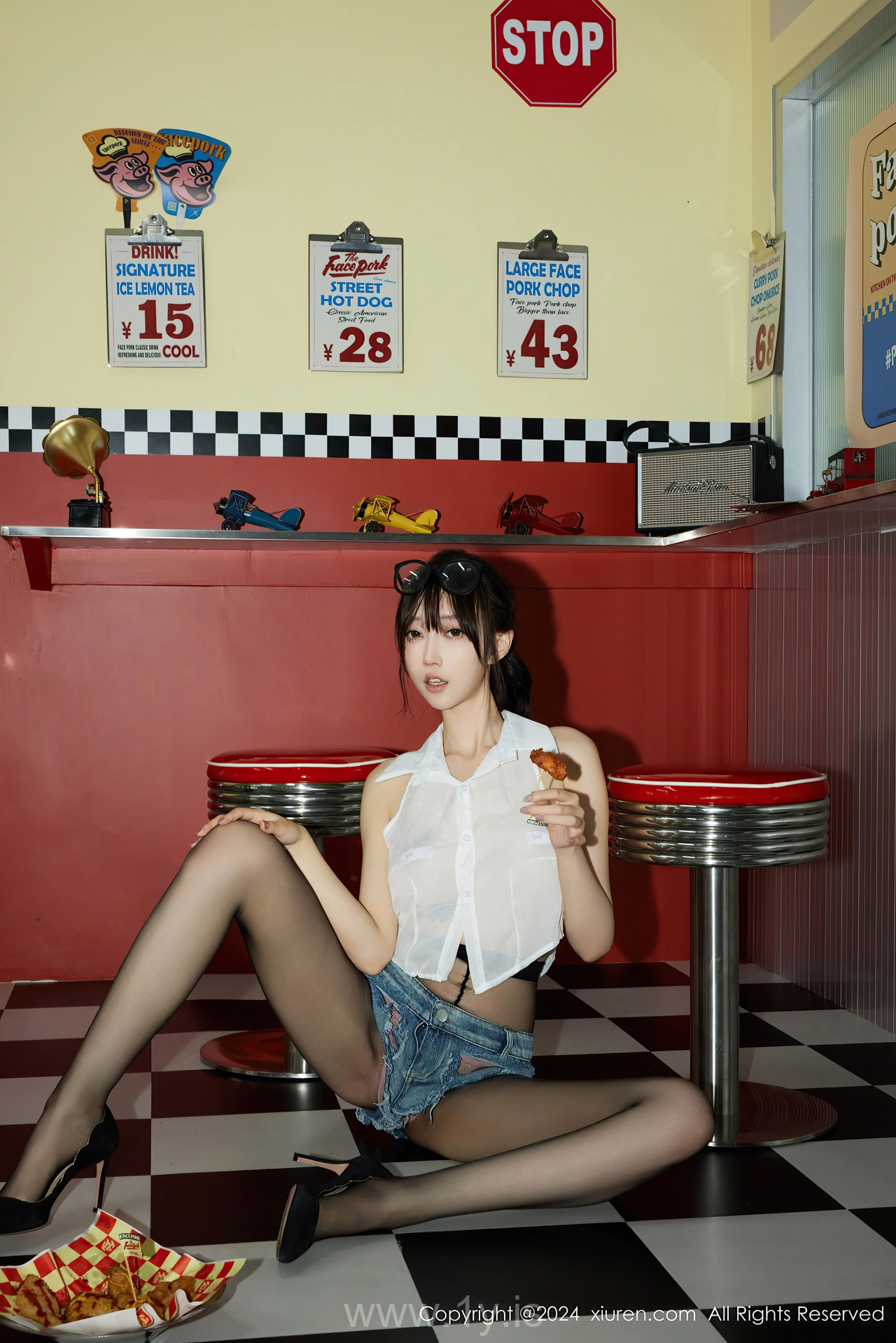 XIUREN(秀人网) No.8811 Enchanting Asian Mature Princess 玥儿玥er