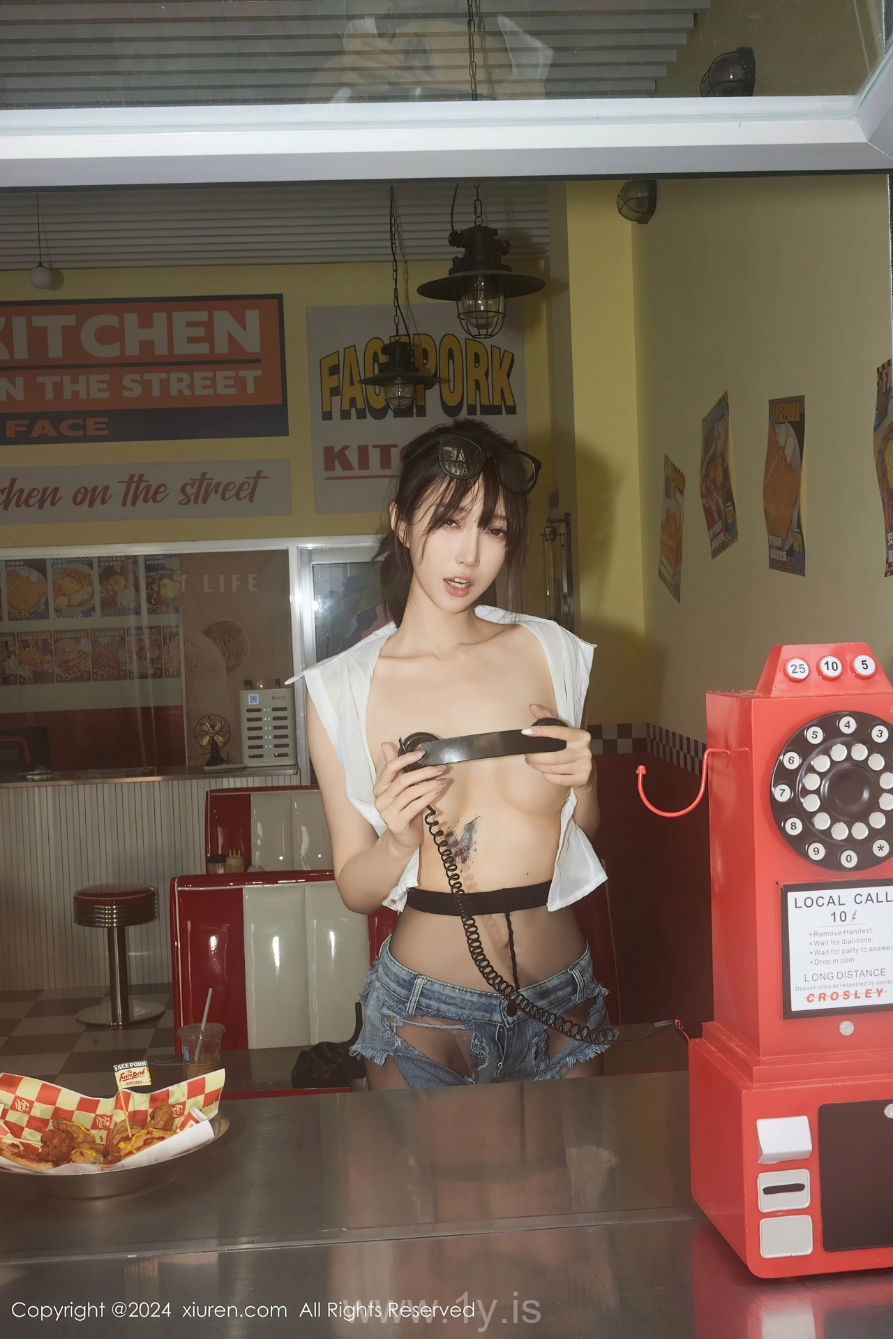 XIUREN(秀人网) No.8811 Enchanting Asian Mature Princess 玥儿玥er