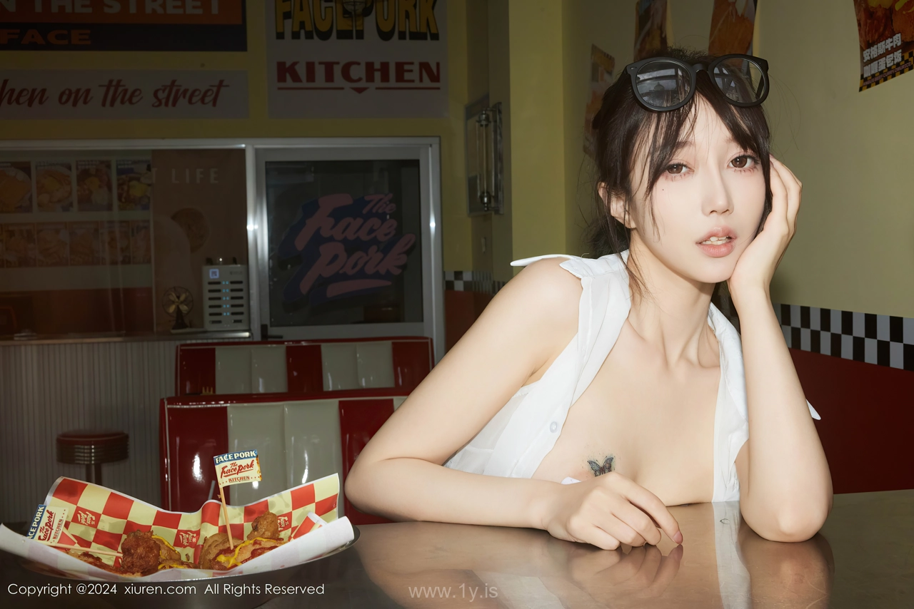 XIUREN(秀人网) No.8811 Enchanting Asian Mature Princess 玥儿玥er