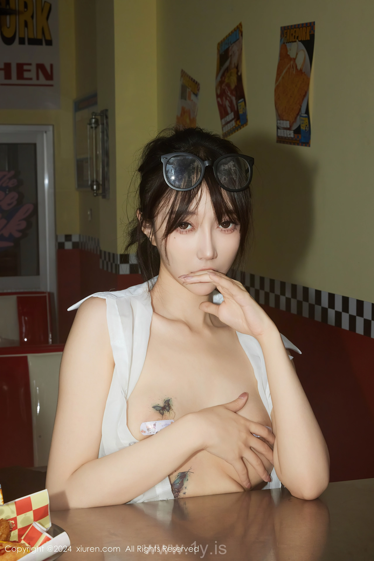 XIUREN(秀人网) No.8811 Enchanting Asian Mature Princess 玥儿玥er