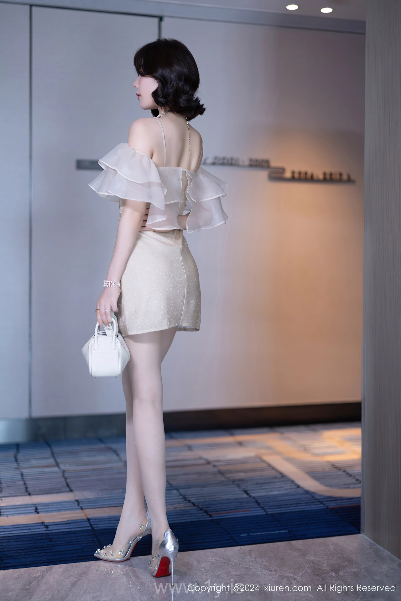 XIUREN(秀人网) No.8917 Cute Asian Fox 徐莉芝Booty