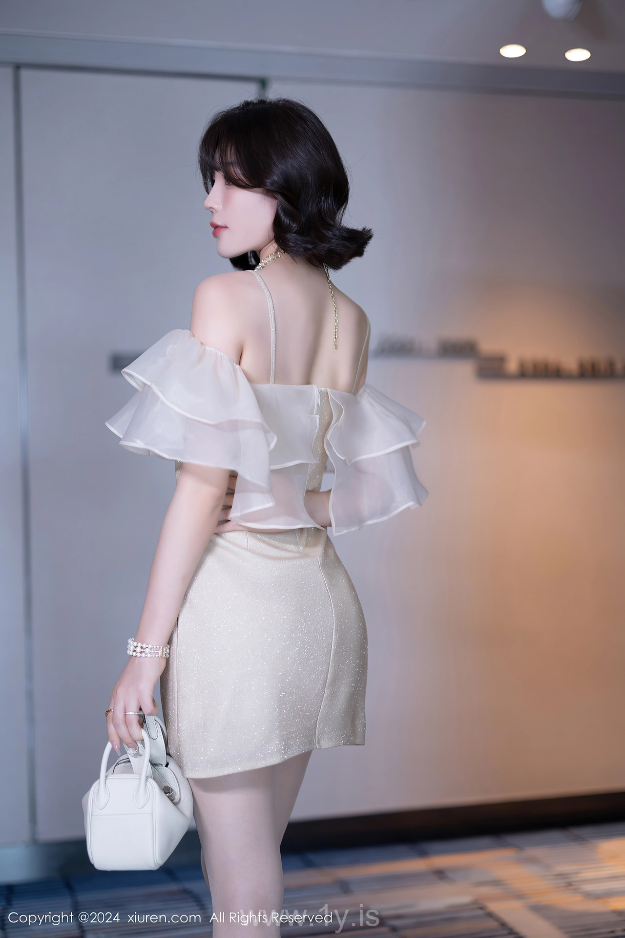 XIUREN(秀人网) No.8917 Cute Asian Fox 徐莉芝Booty