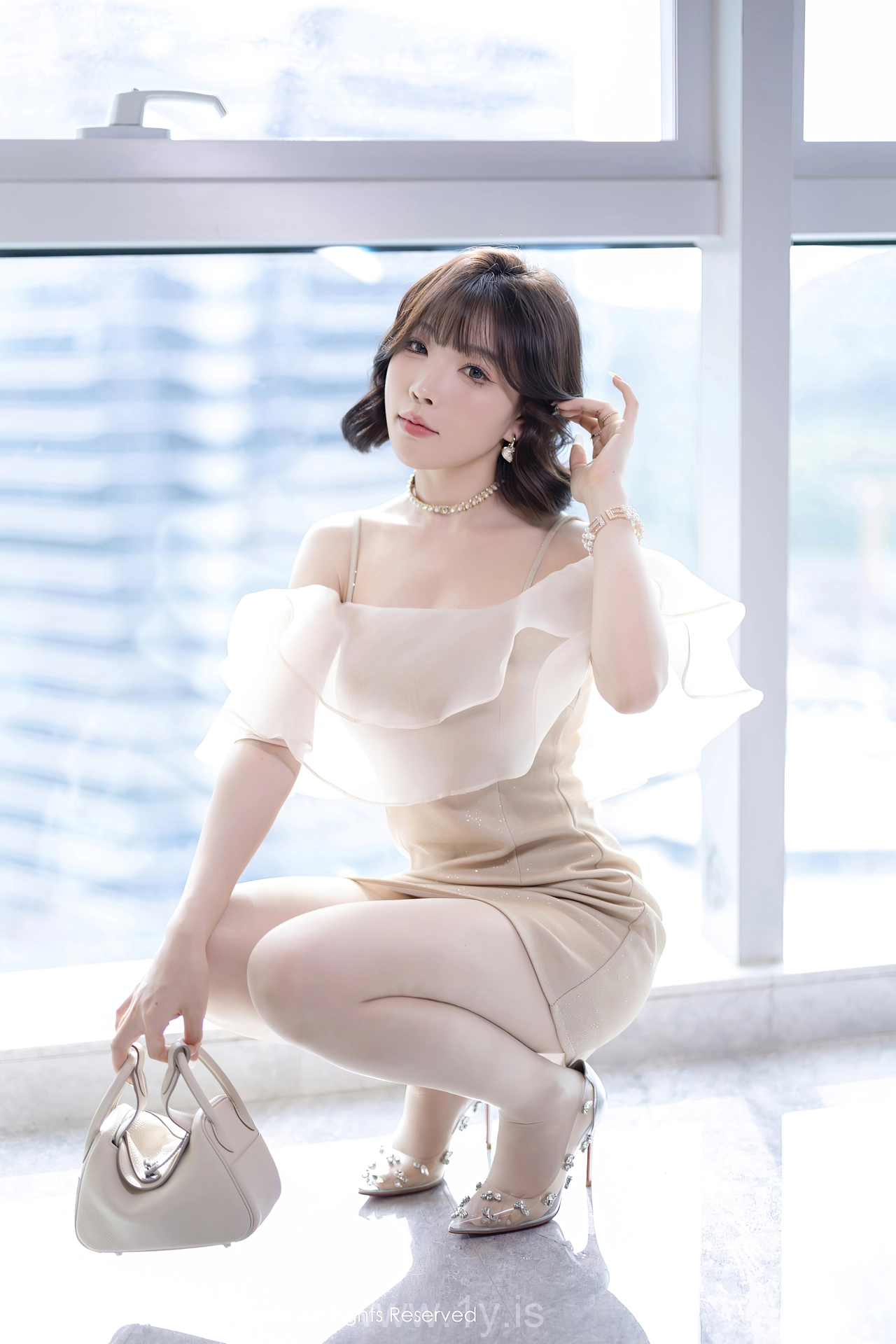 XIUREN(秀人网) No.8917 Cute Asian Fox 徐莉芝Booty