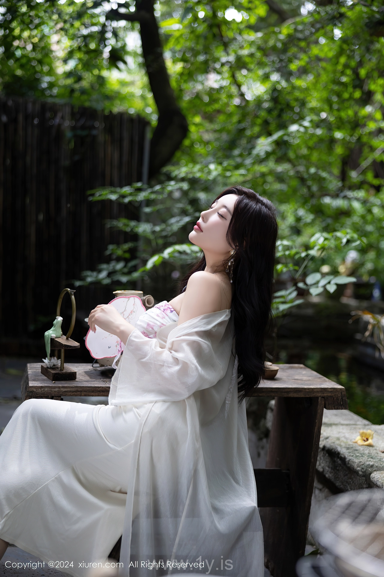 XIUREN(秀人网) No.8926 Delicate & Quiet Asian Vixen 杨晨晨Yome