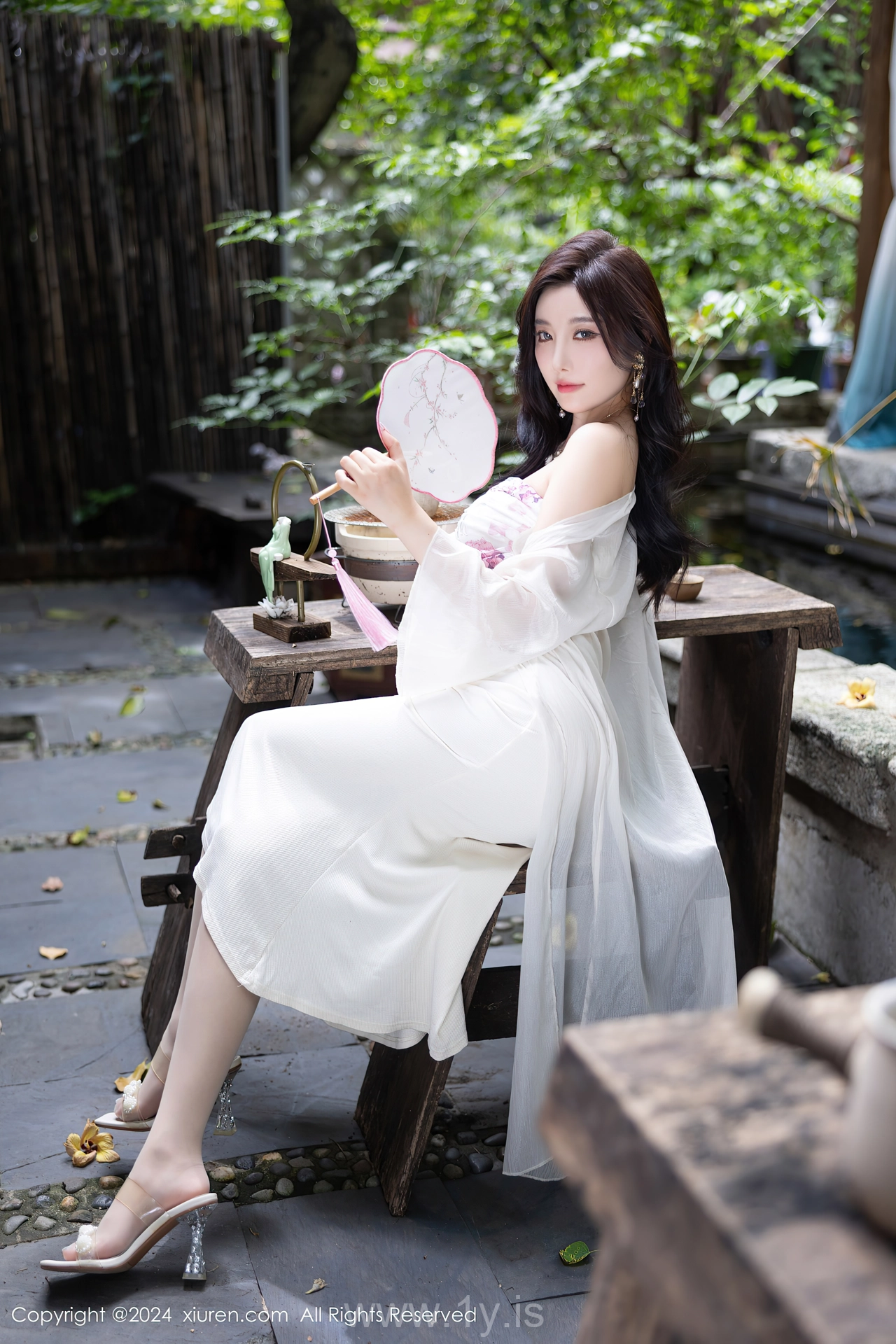 XIUREN(秀人网) No.8926 Delicate & Quiet Asian Vixen 杨晨晨Yome