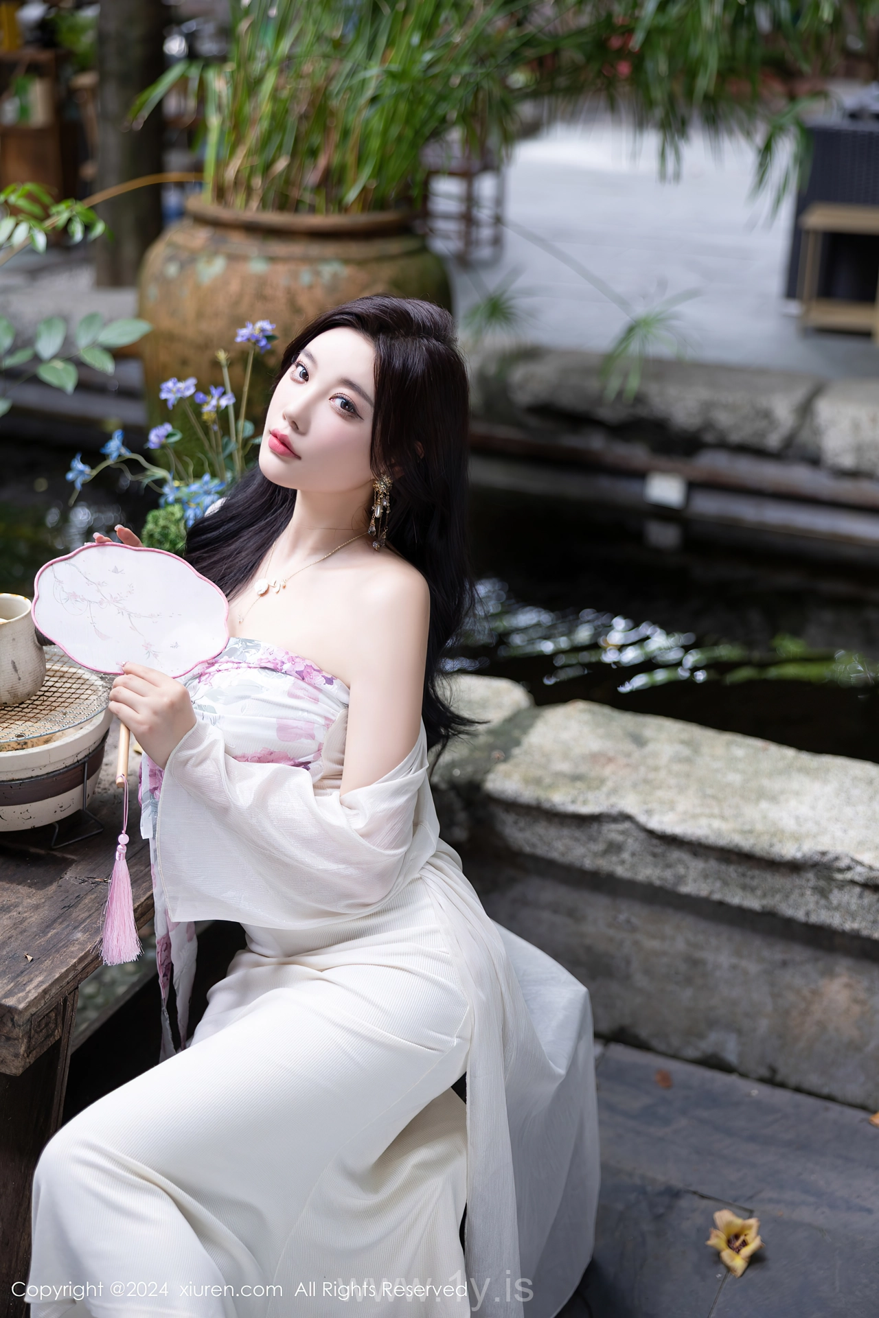 XIUREN(秀人网) No.8926 Delicate & Quiet Asian Vixen 杨晨晨Yome