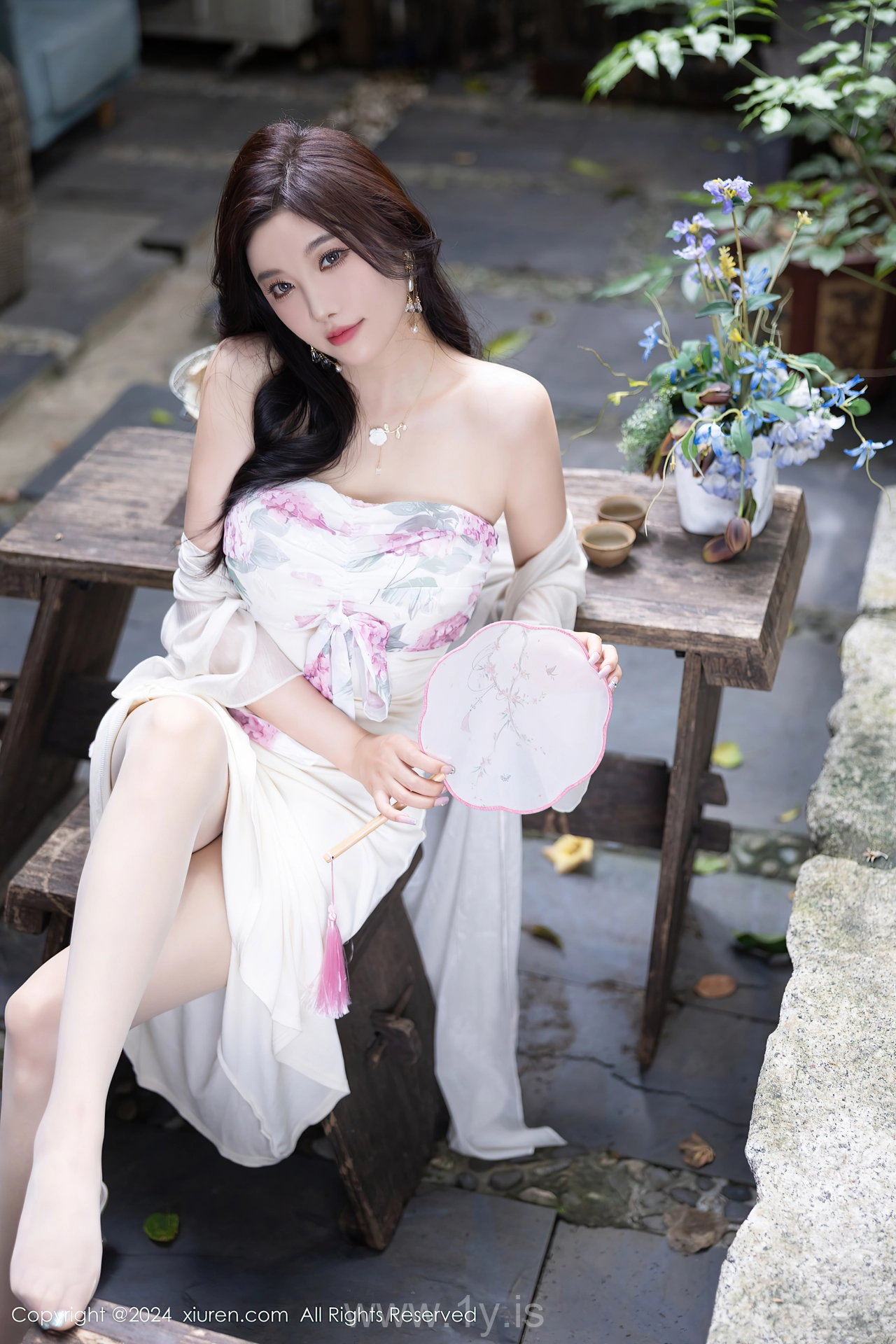 XIUREN(秀人网) No.8926 Delicate & Quiet Asian Vixen 杨晨晨Yome