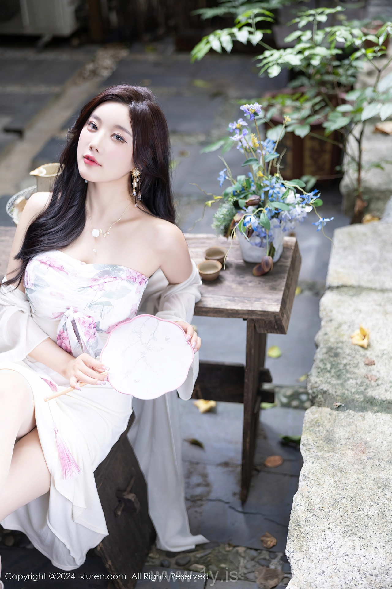 XIUREN(秀人网) No.8926 Delicate & Quiet Asian Vixen 杨晨晨Yome