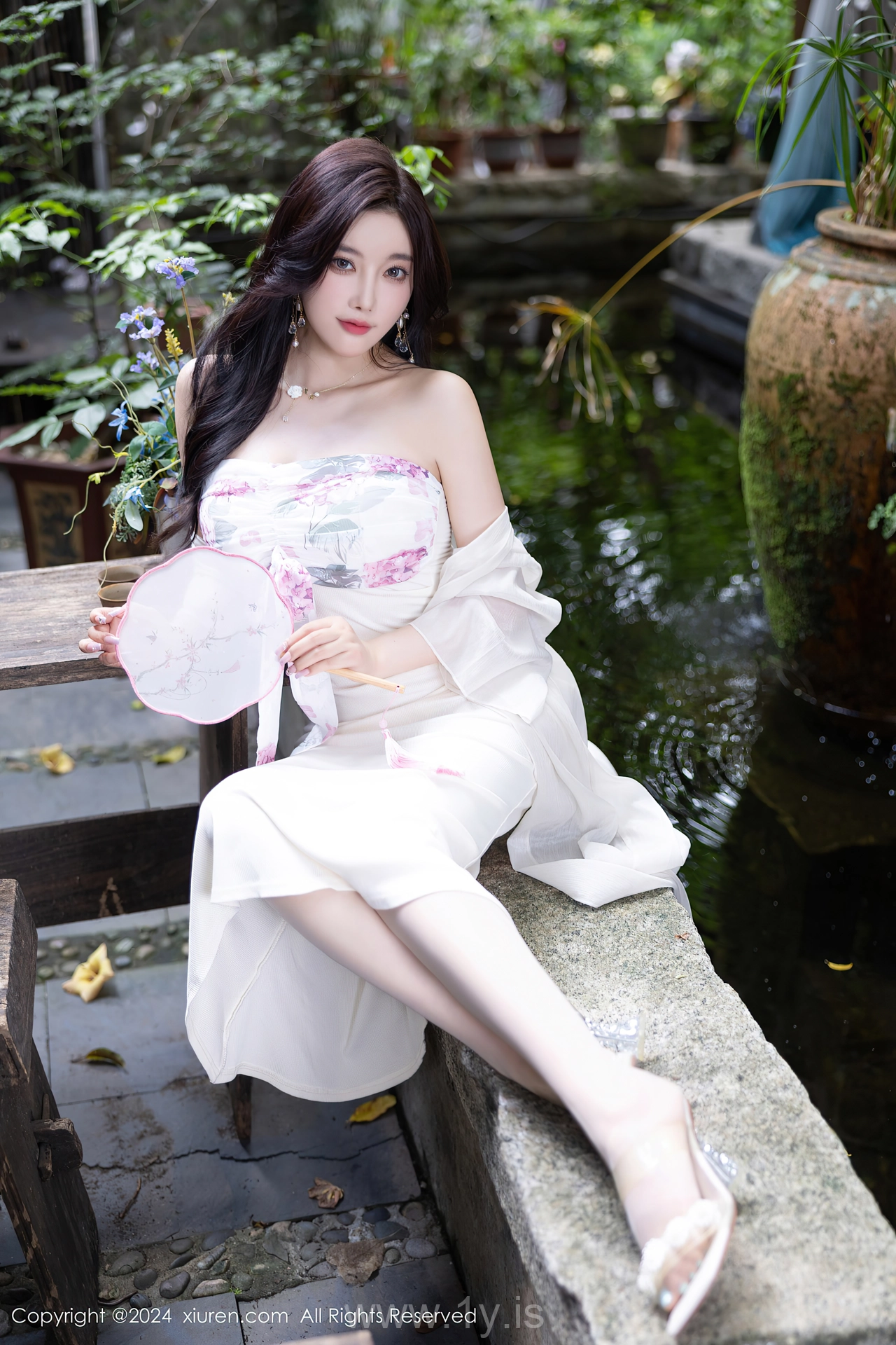 XIUREN(秀人网) No.8926 Delicate & Quiet Asian Vixen 杨晨晨Yome