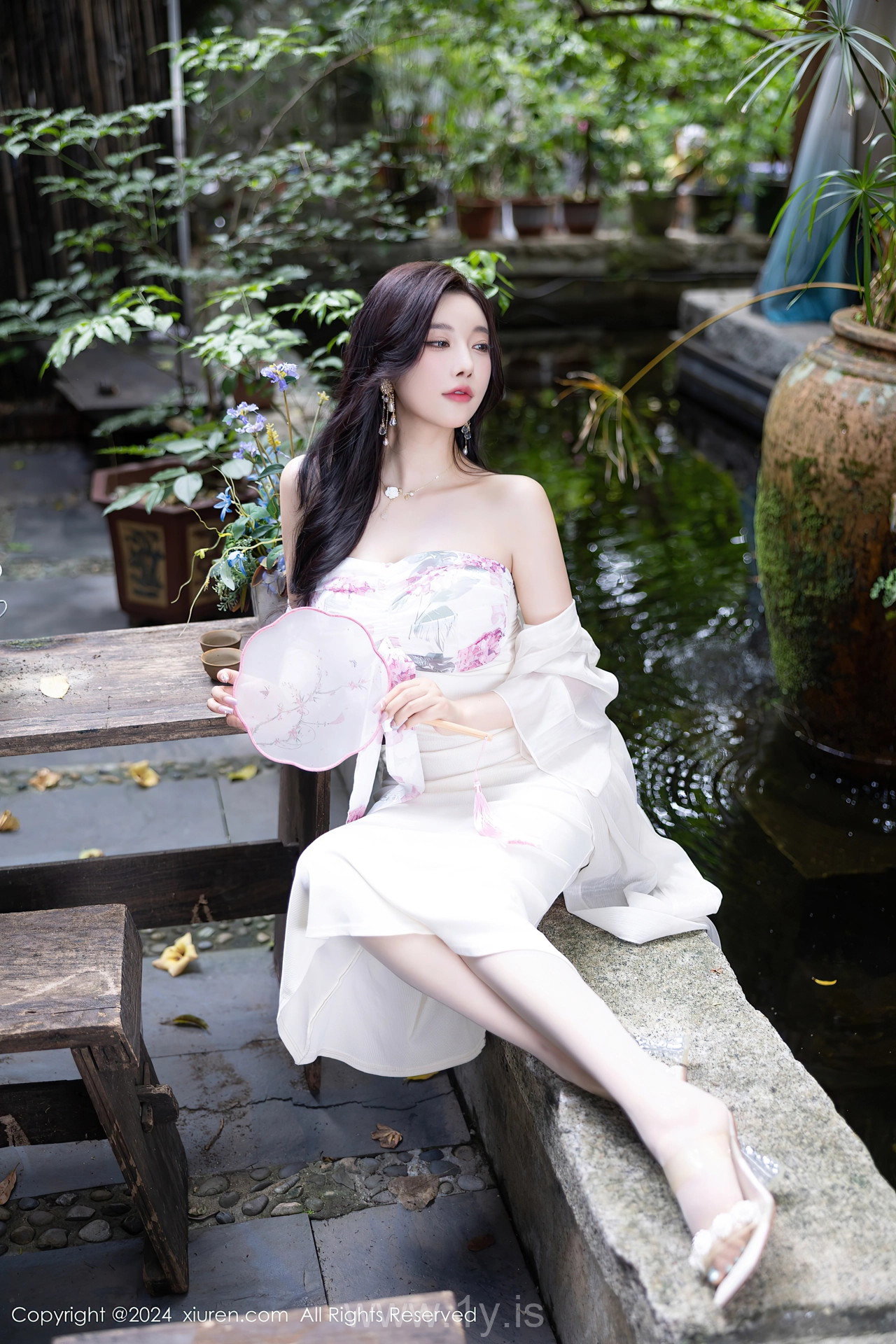 XIUREN(秀人网) No.8926 Delicate & Quiet Asian Vixen 杨晨晨Yome