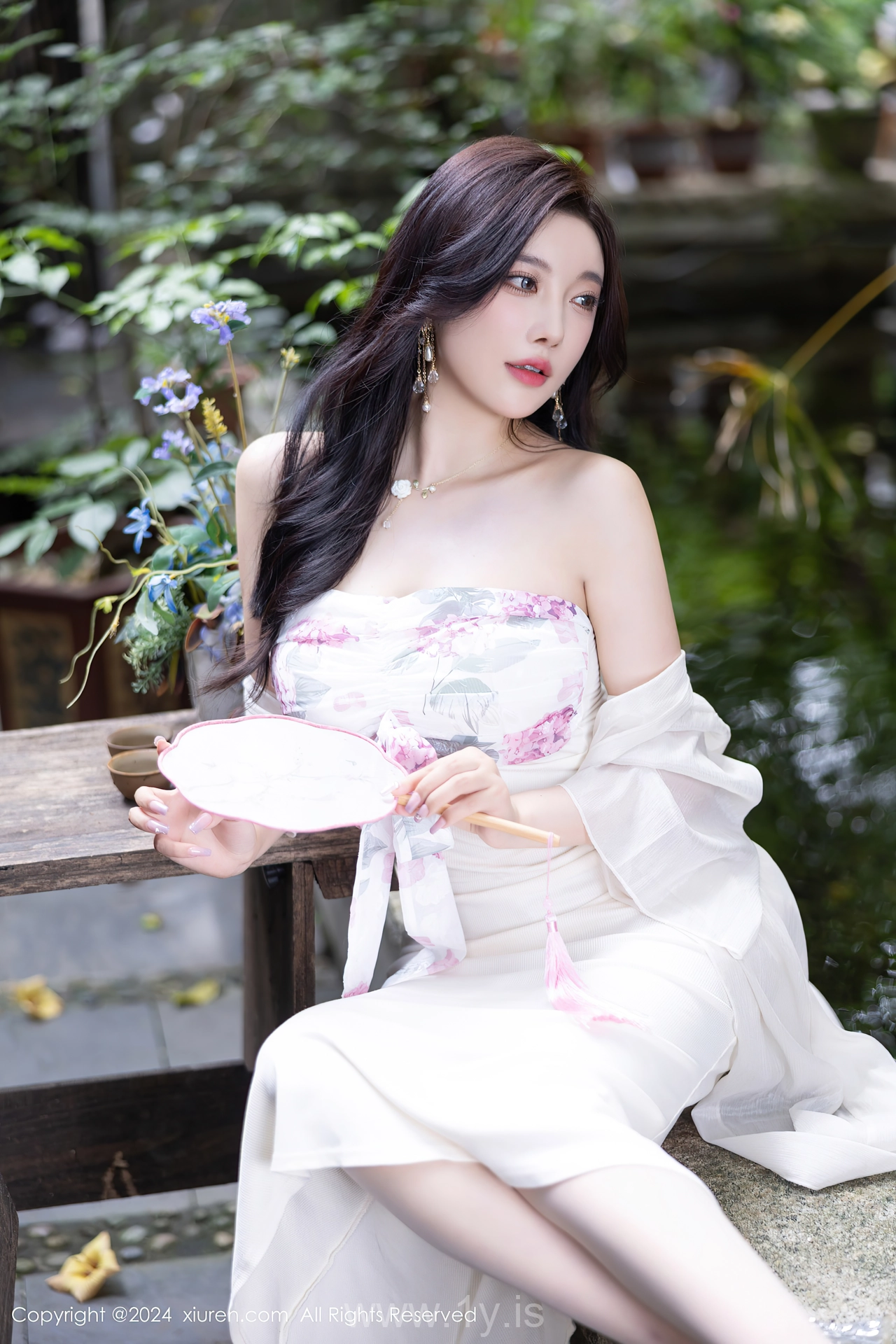 XIUREN(秀人网) No.8926 Delicate & Quiet Asian Vixen 杨晨晨Yome