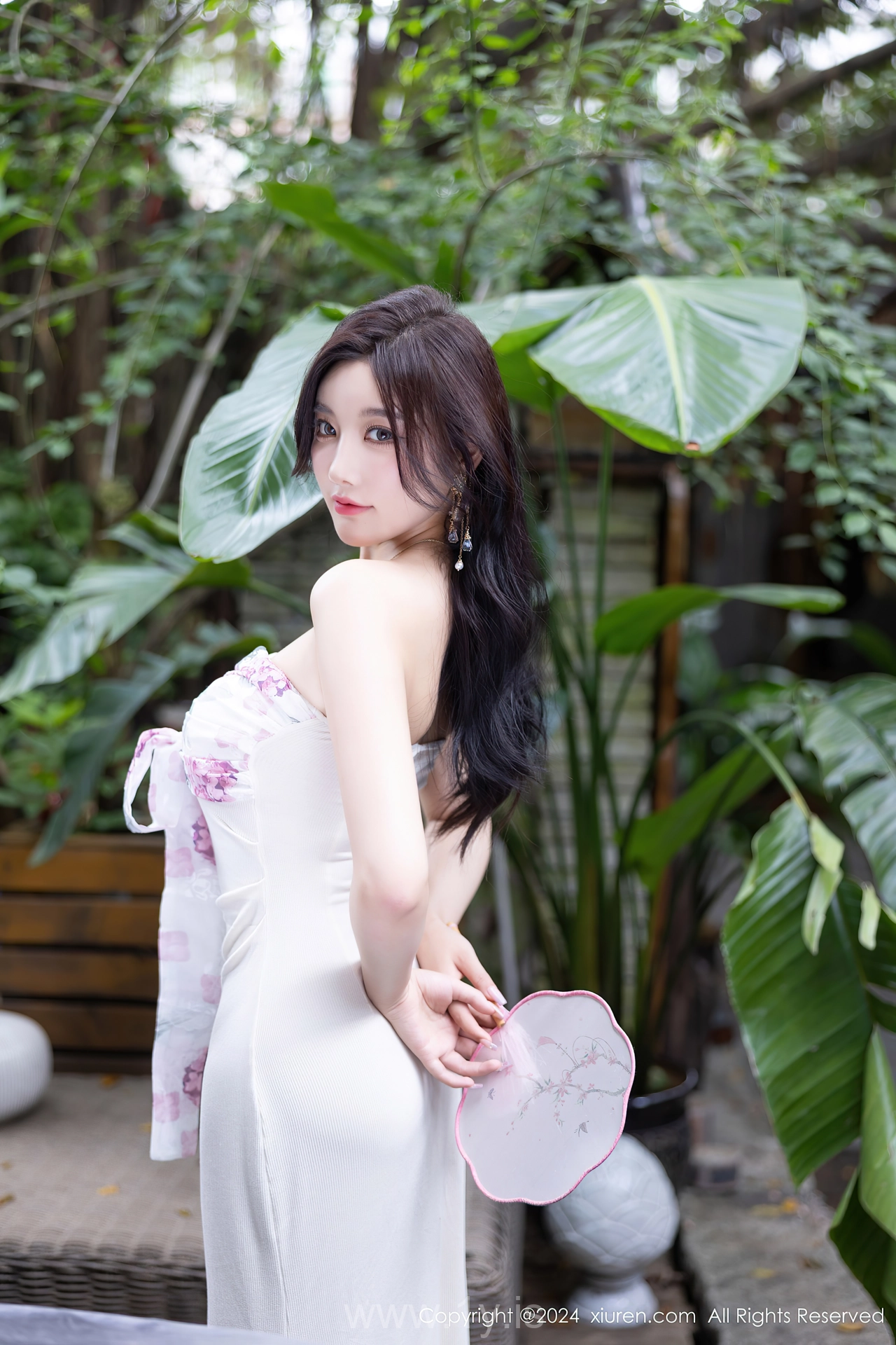 XIUREN(秀人网) No.8926 Delicate & Quiet Asian Vixen 杨晨晨Yome