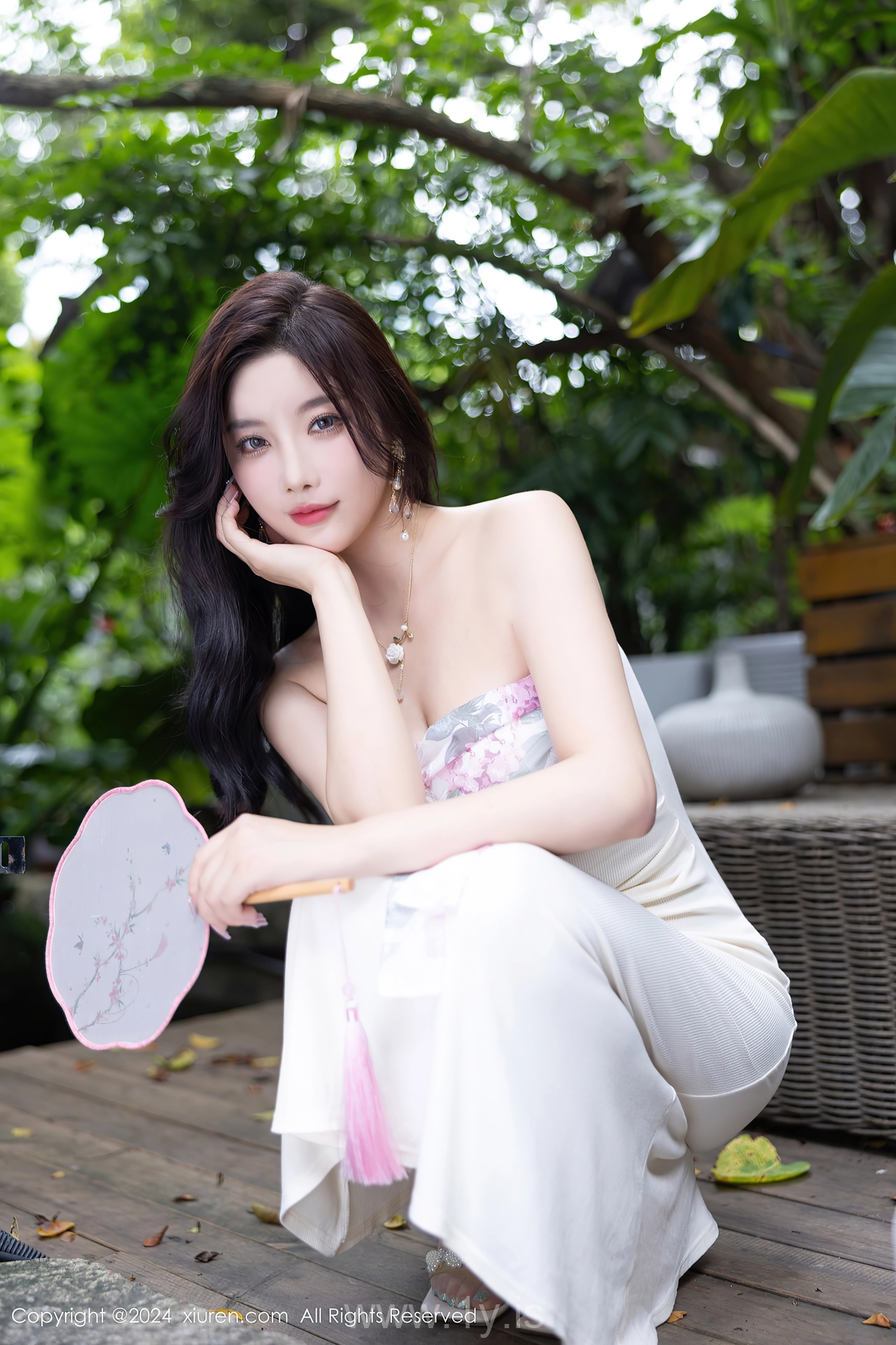 XIUREN(秀人网) No.8926 Delicate & Quiet Asian Vixen 杨晨晨Yome