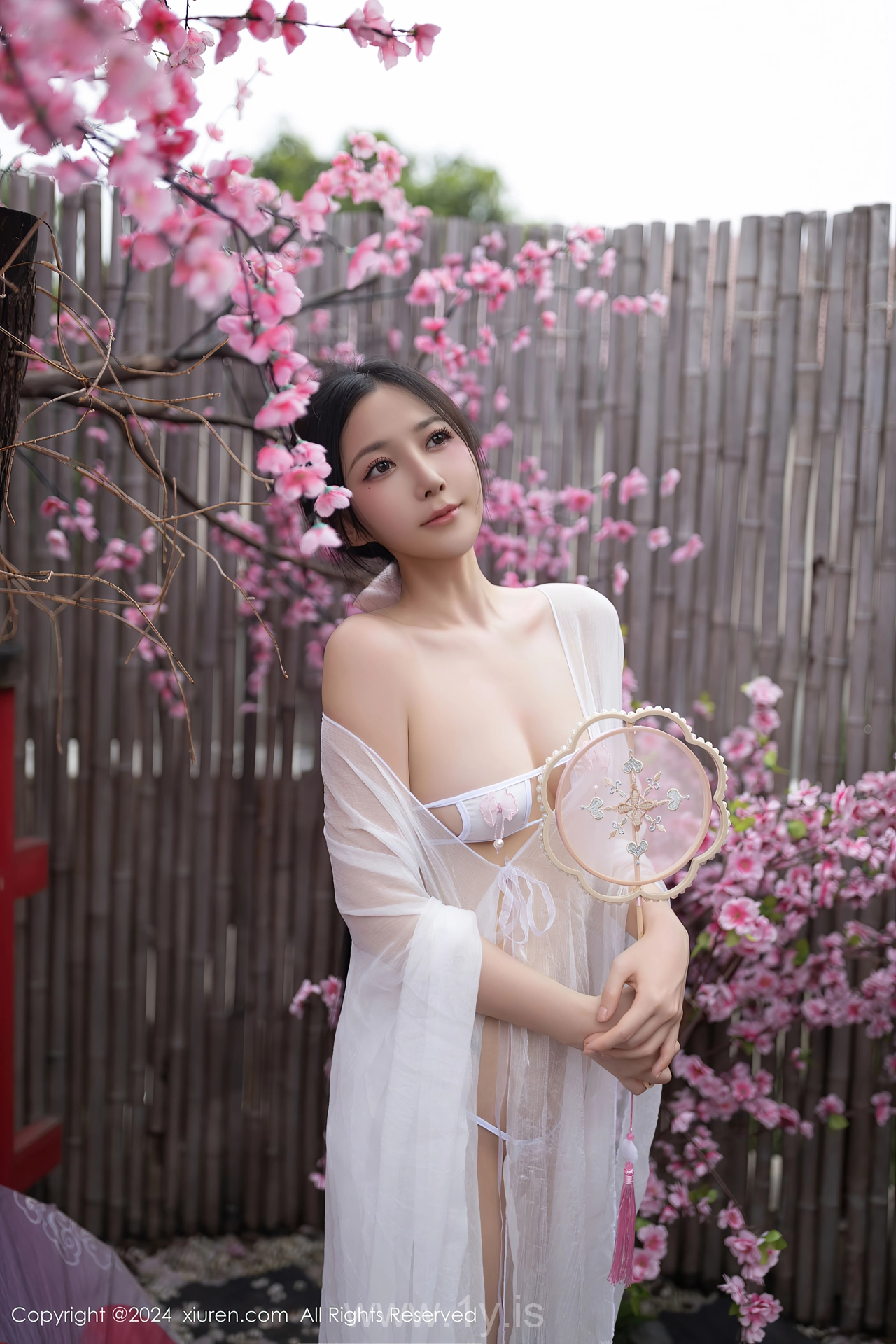 XIUREN(秀人网) No.8927 Fair Chinese Femme fatale 鱼子酱Fish