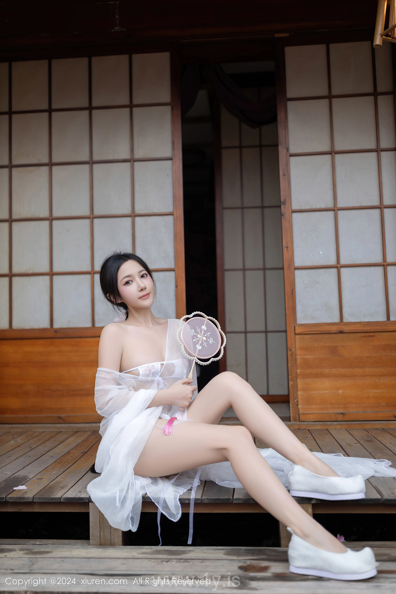 XIUREN(秀人网) No.8927 Fair Chinese Femme fatale 鱼子酱Fish