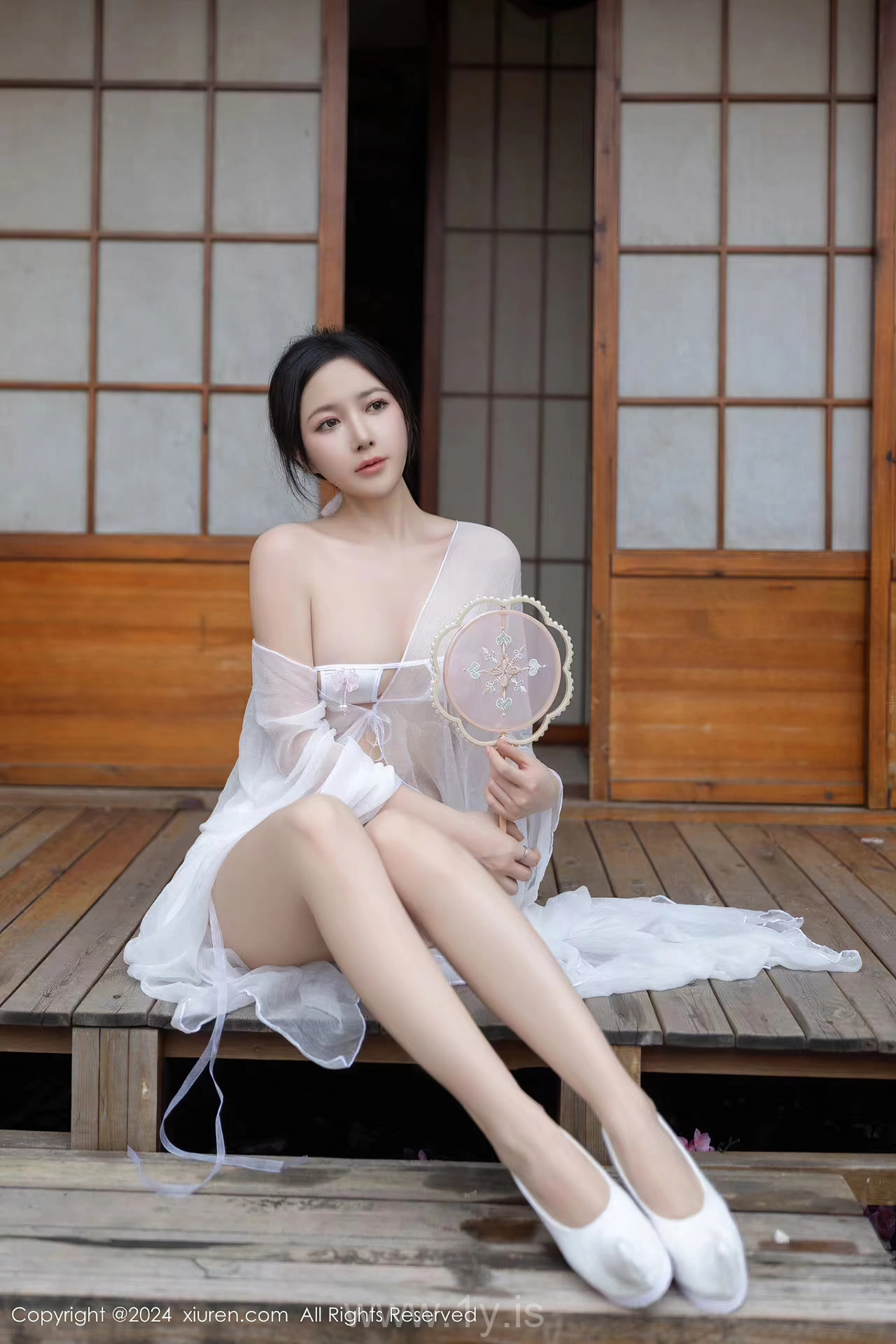 XIUREN(秀人网) No.8927 Fair Chinese Femme fatale 鱼子酱Fish