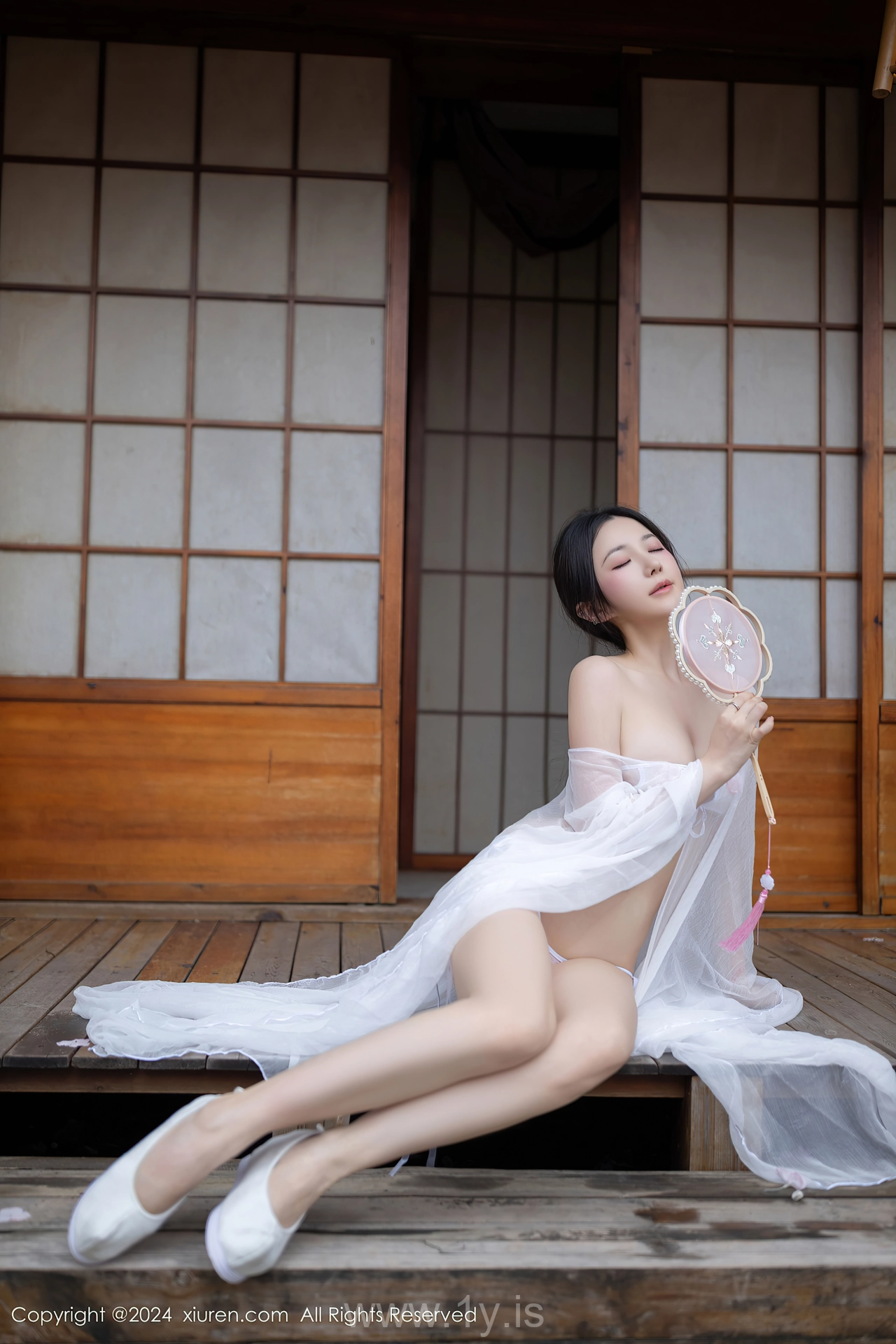 XIUREN(秀人网) No.8927 Fair Chinese Femme fatale 鱼子酱Fish