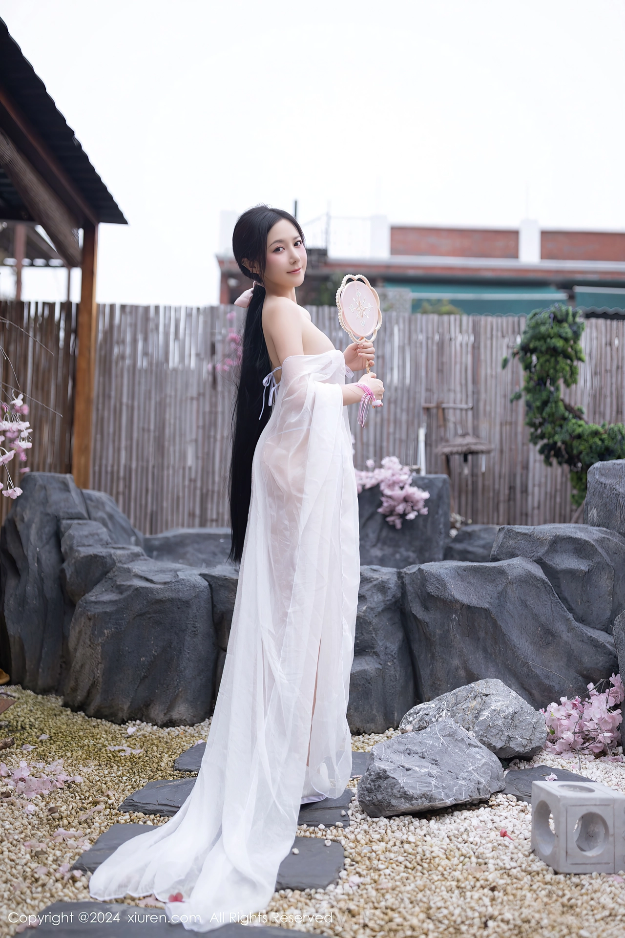 XIUREN(秀人网) No.8927 Fair Chinese Femme fatale 鱼子酱Fish