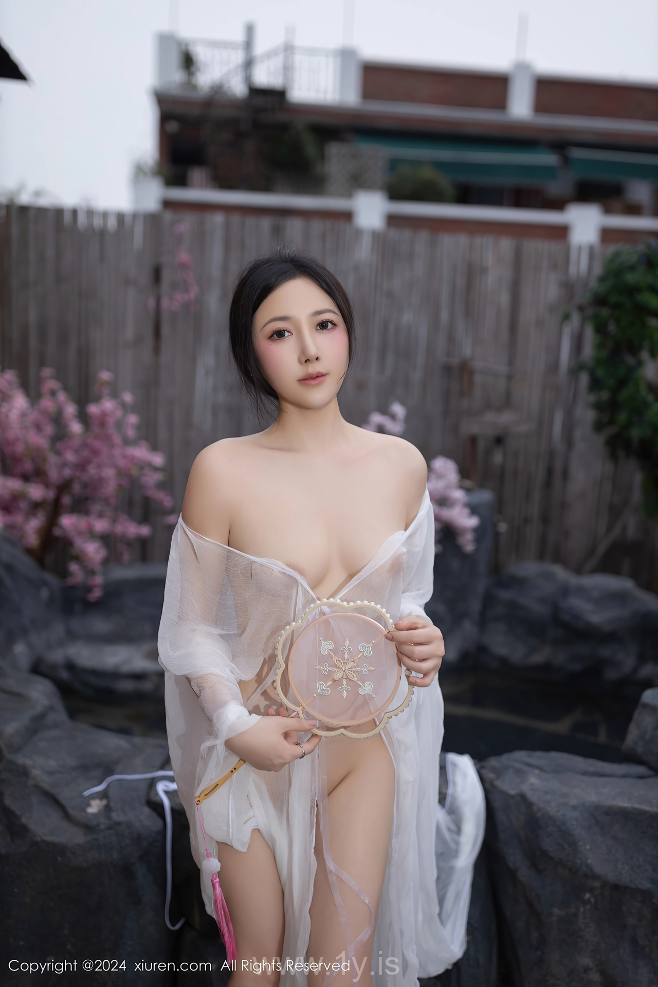 XIUREN(秀人网) No.8927 Fair Chinese Femme fatale 鱼子酱Fish