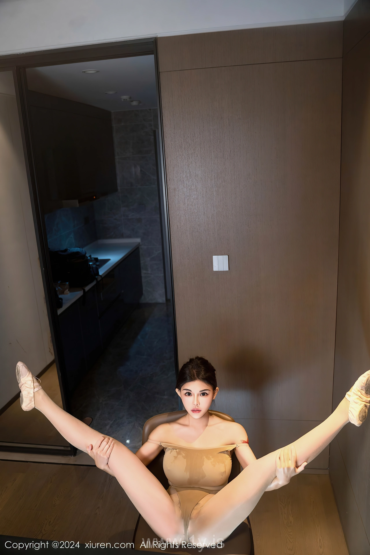 XIUREN(秀人网) No.9033 Extraordinary & Slender Chinese Queen 小童颜