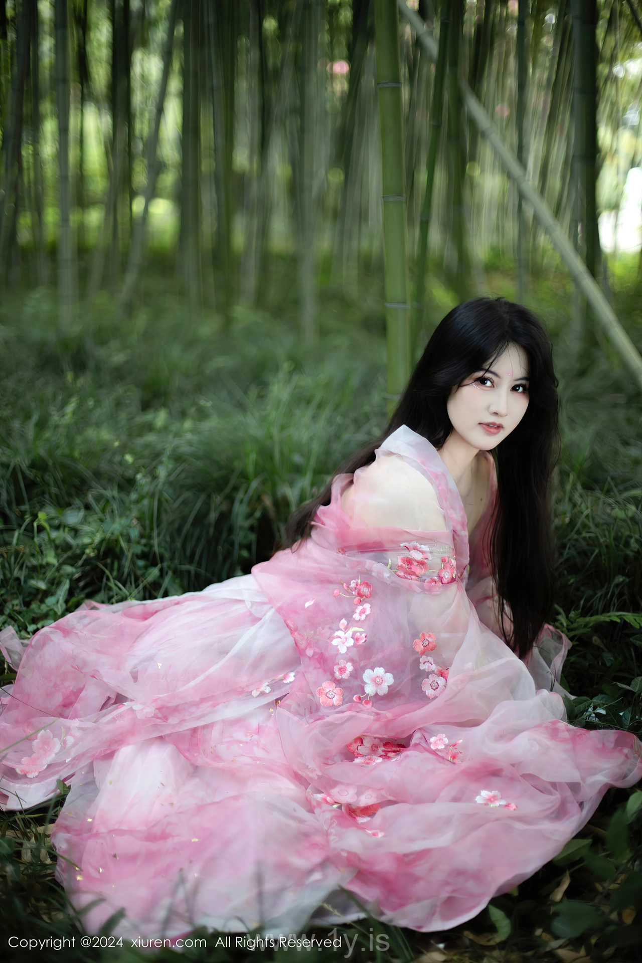 XIUREN(秀人网) No.9100 Extraordinary & Shimmering Asian Homebody Girl 诗诗kiki