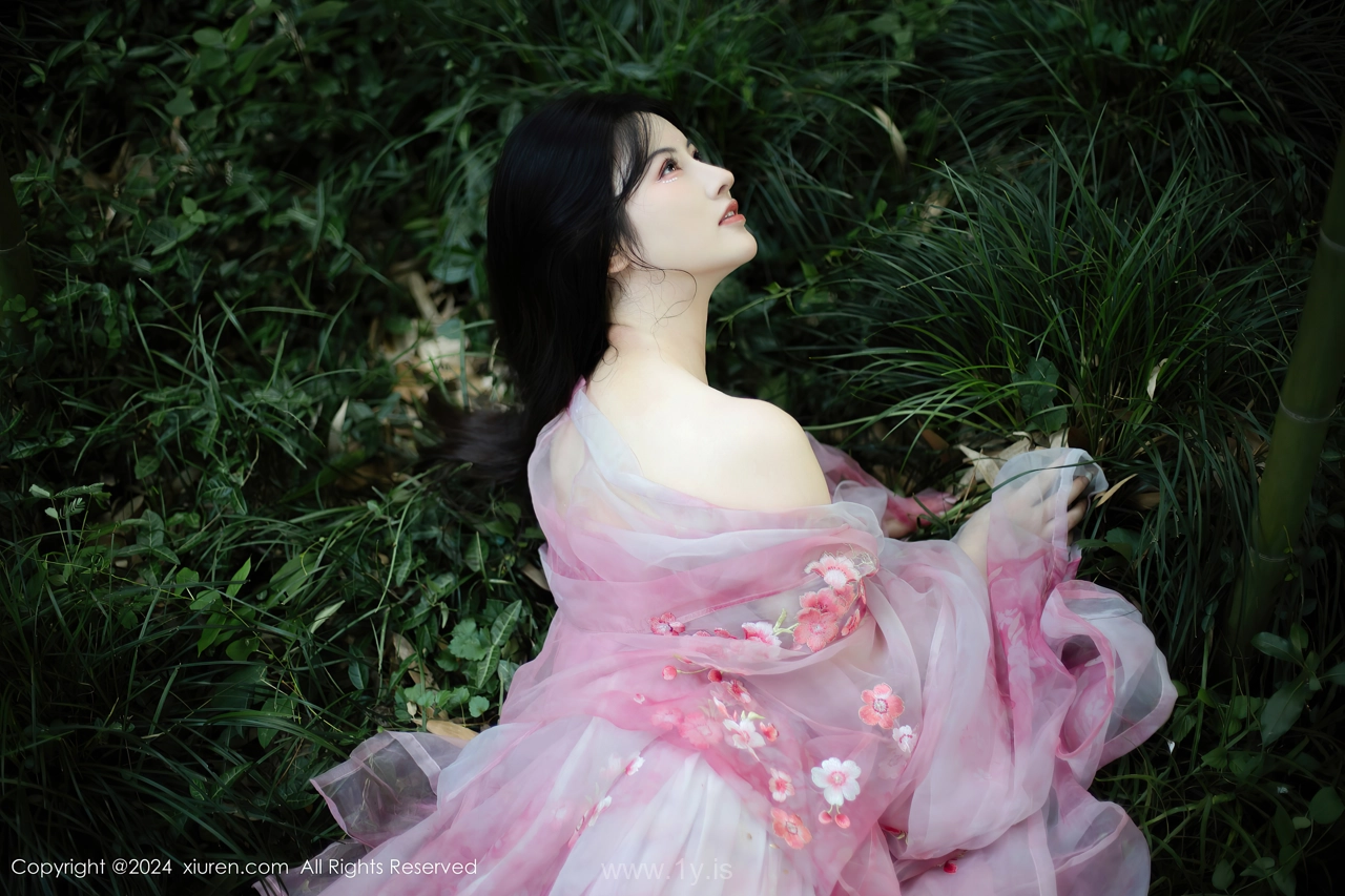 XIUREN(秀人网) No.9100 Extraordinary & Shimmering Asian Homebody Girl 诗诗kiki