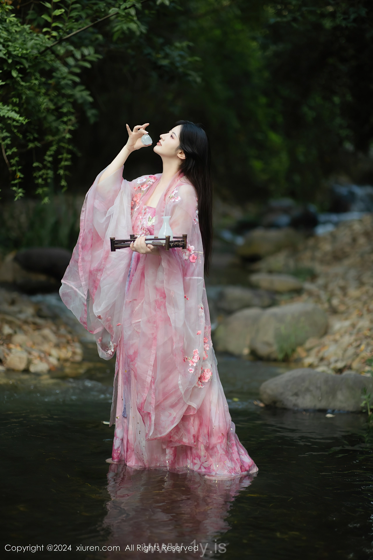 XIUREN(秀人网) No.9100 Extraordinary & Shimmering Asian Homebody Girl 诗诗kiki