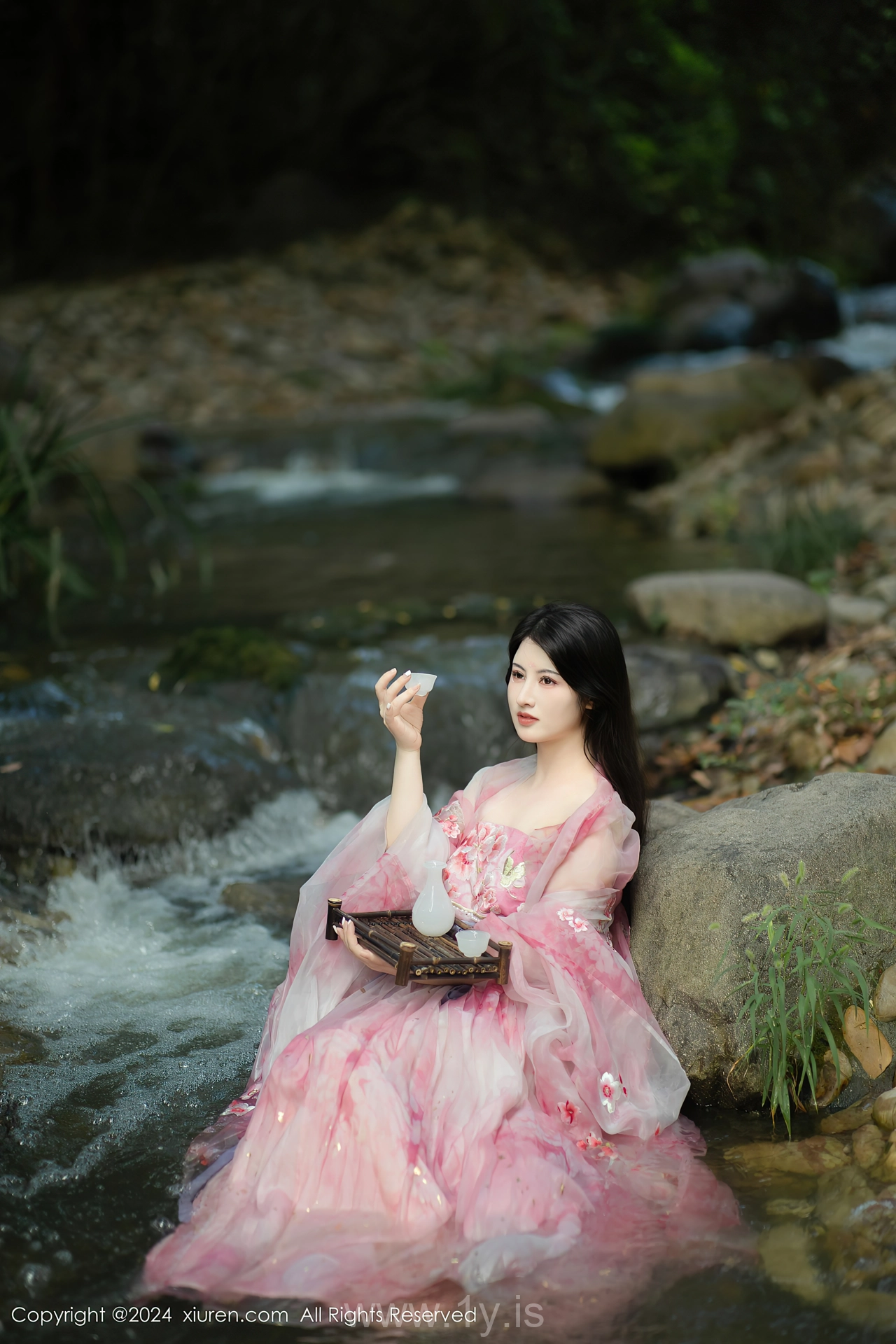 XIUREN(秀人网) No.9100 Extraordinary & Shimmering Asian Homebody Girl 诗诗kiki