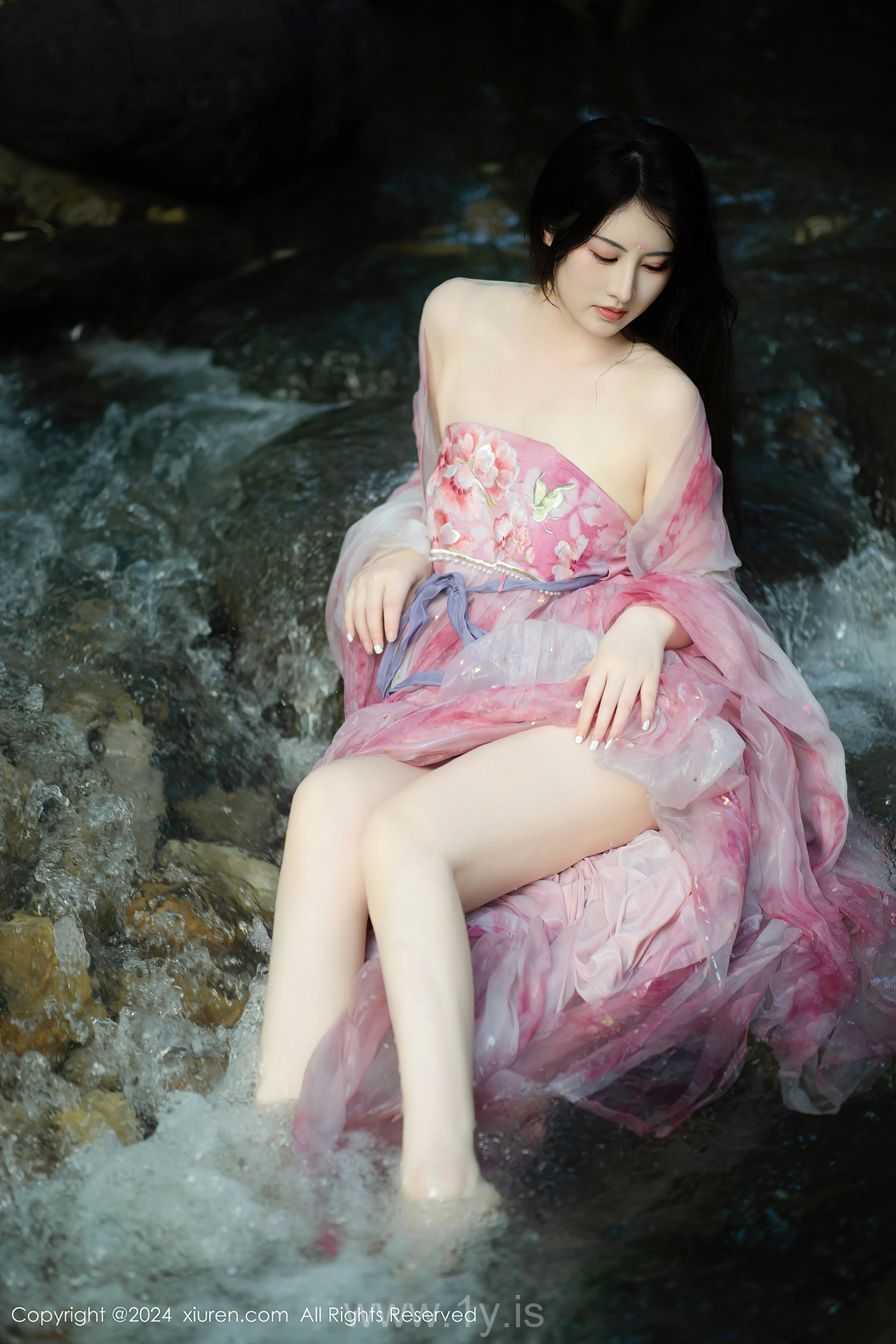 XIUREN(秀人网) No.9100 Extraordinary & Shimmering Asian Homebody Girl 诗诗kiki