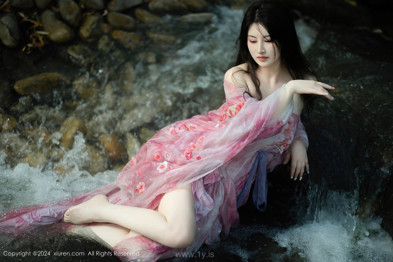 XIUREN(秀人网) No.9100 Extraordinary & Shimmering Asian Homebody Girl 诗诗kiki