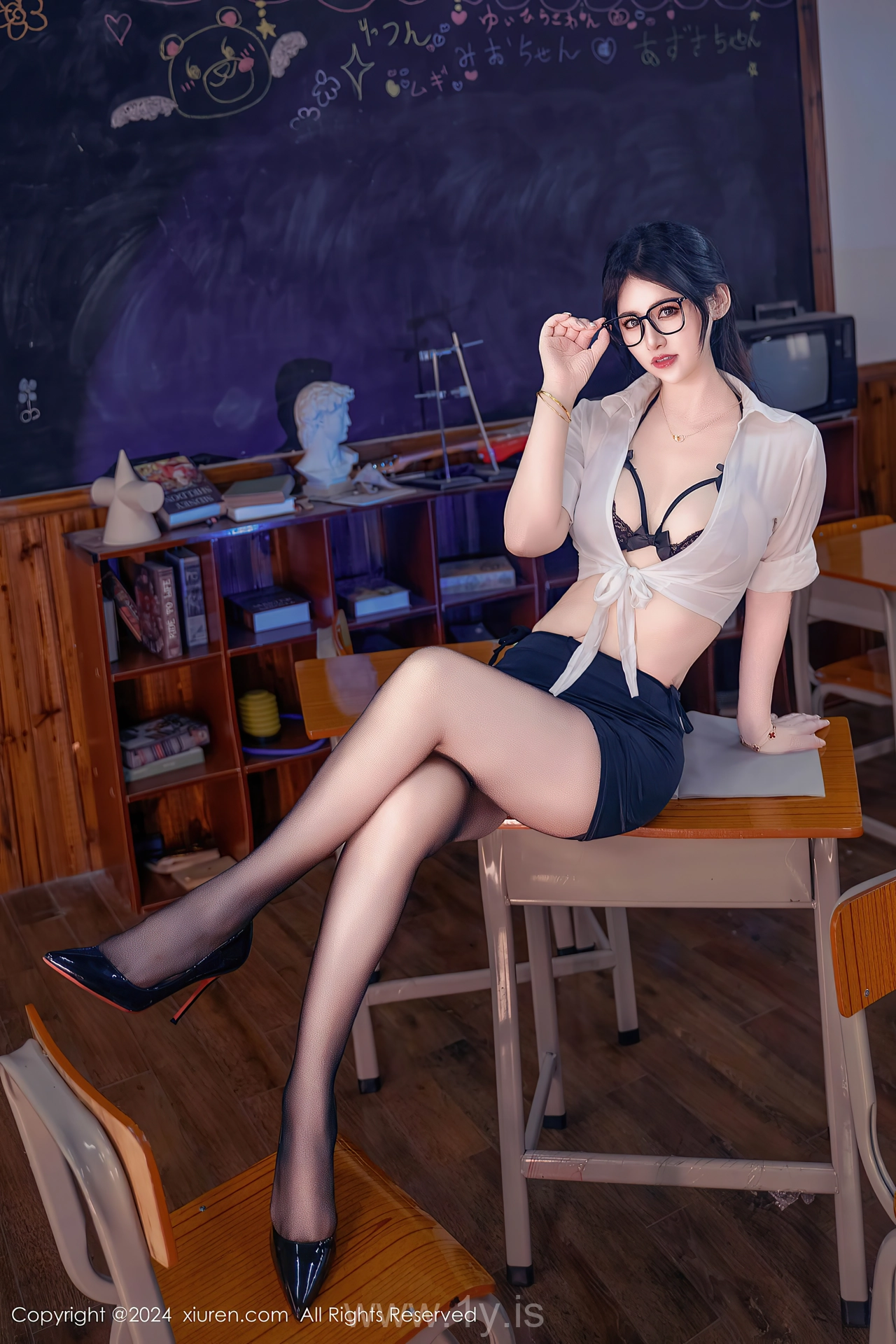 XIUREN(秀人网) No.9130 Glamorous & Lively Asian Starlet 诗诗kiki